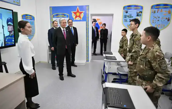 Глава государства посетил специализированную военную школу-интернат в Таразе (5)