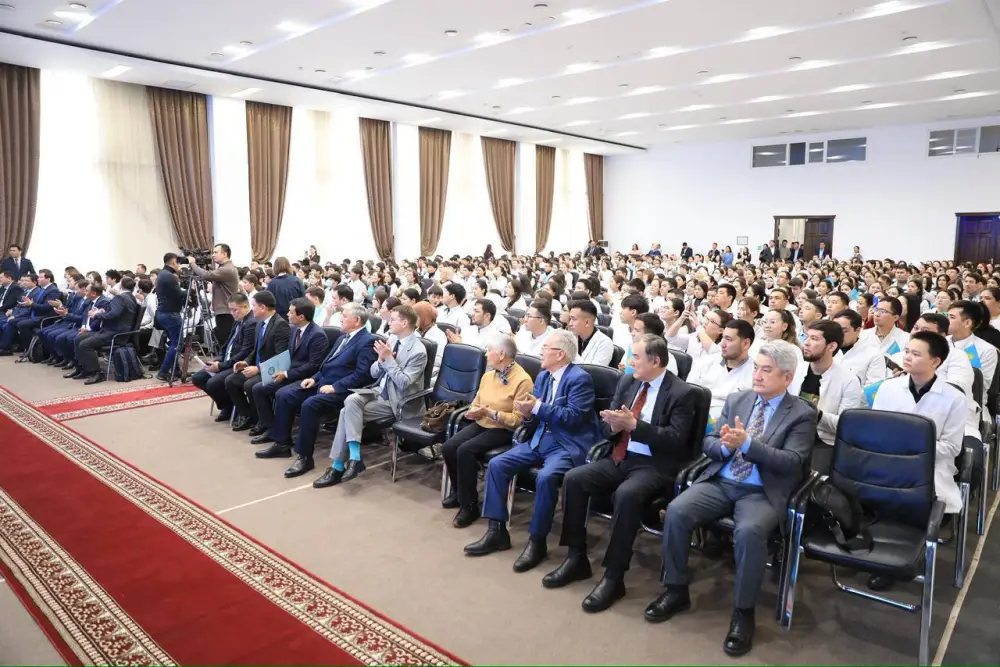 В Актобе авторы QazVac и эксперты в сфере медицины обсудили с будущими врачами национальные ценности (5)