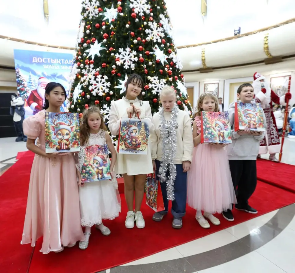 В Алматы новогодняя ёлка подарила праздник 400 воспитанникам соцучреждений (2)