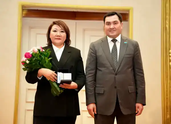 Госнаграды за свет и тепло: Министр энергетики Ерлан Аккенженов поздравил работников отрасли с профессиональным праздником (3)