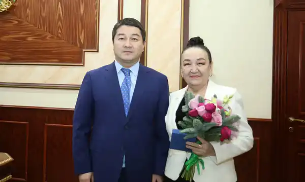 Нурдаулет Килыбай вручил ряду тружеников государственные награды (8)