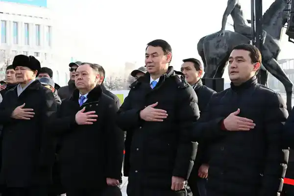 Аким Алматы возложил цветы к монументу «Тәуелсіздік» (4)