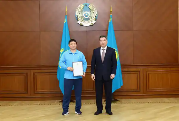 От имени Президента Олжас Бектенов вручил государственные награды призерам и тренерам XXV Летних Сурдлимпийских игр (9)