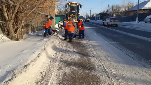 Около трех тысяч дорожных рабочих задействованы в снегоуборочных работах в Астане (9)