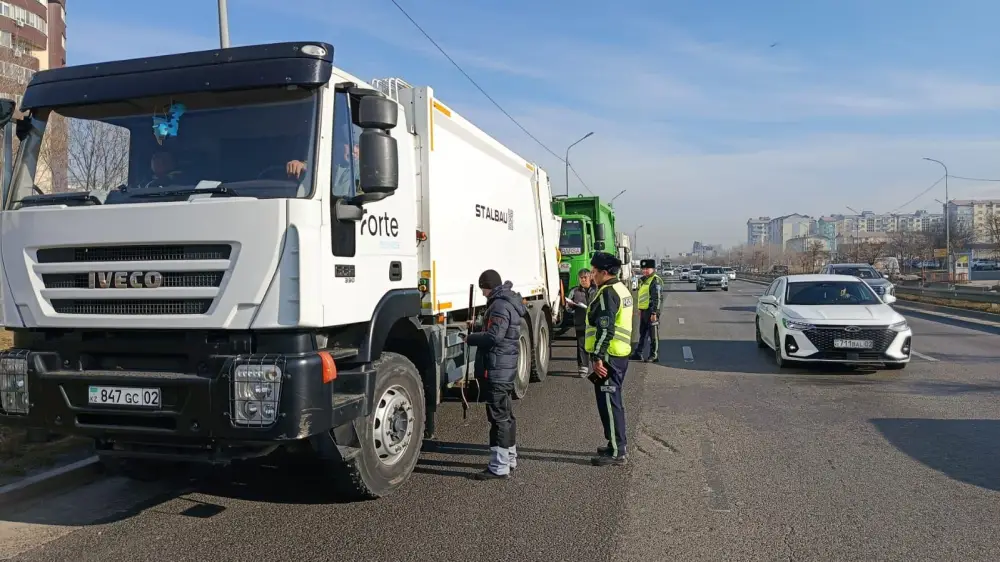 В Алматы усилили контроль спецтранспорта по вывозу мусора в рамках плана по снижению загрязнения воздуха (4)