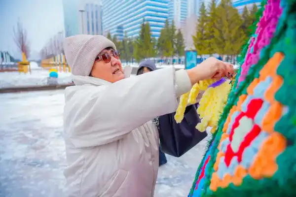 В Астане возвели эко-елку с казахской символикой (10)