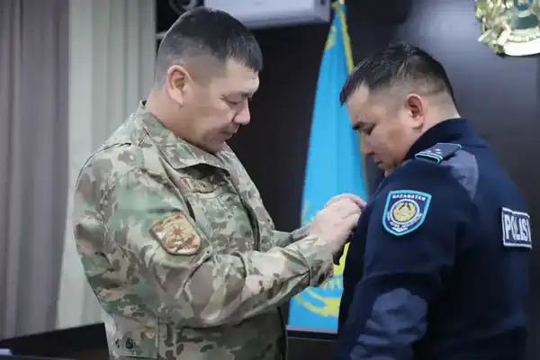 В области Ұлытау награждены полицейские за спасение детей при пожаре (2)