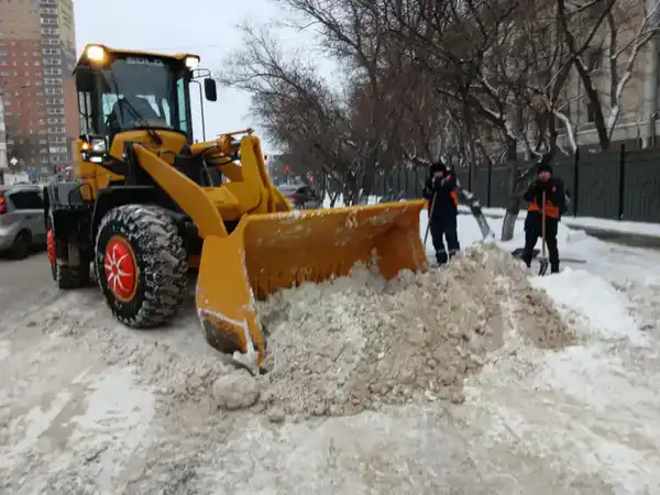 Около трех тысяч дорожных рабочих вышли на уборку снега в Астане (7)