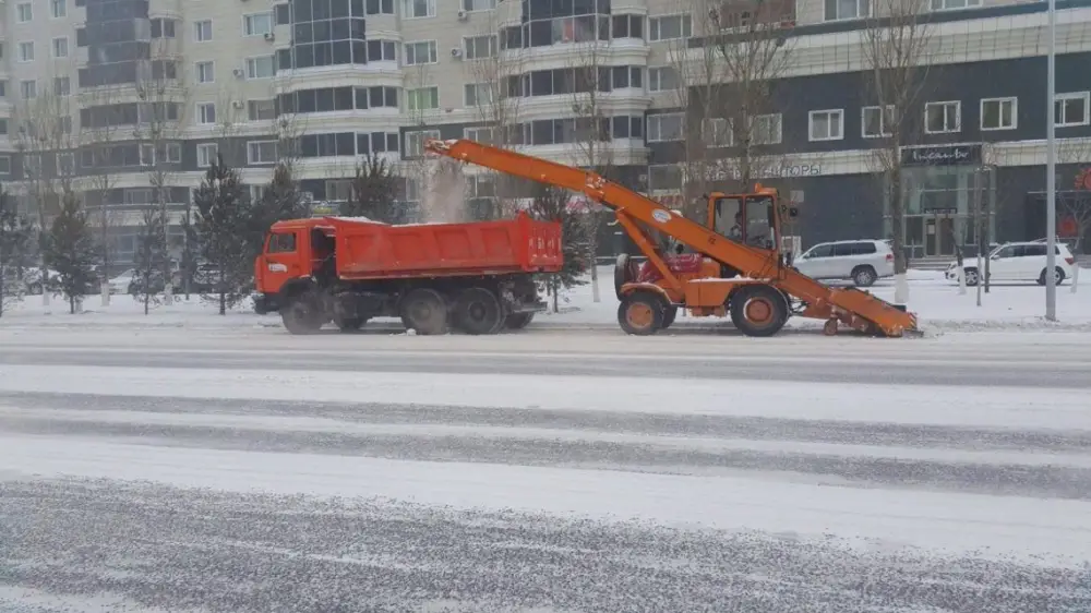 Работают без перерывов и выходных: как коммунальные службы борются со снегом и наледью в Астане (4)