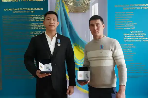 В области Абай наградили героев за проявленное мужество при пожаре (2)