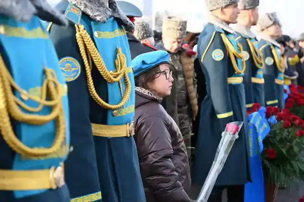 Аким Алматы возложил цветы к монументу «Тәуелсіздік» (3)
