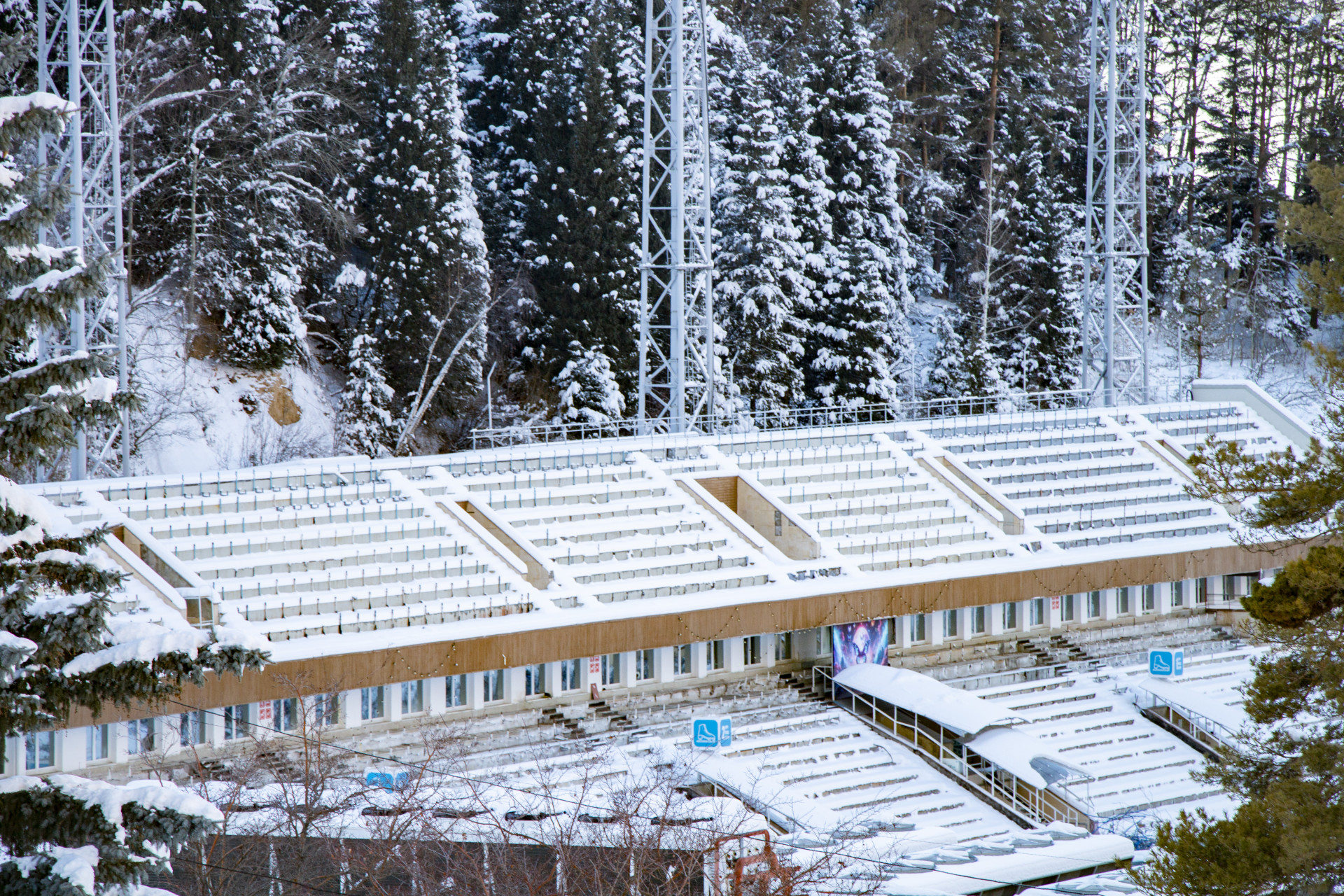 с трибун катка 