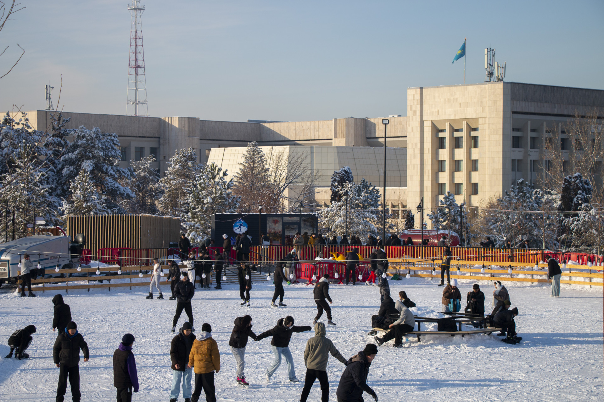 Дети на катке в новом сквере за акиматом Алматы
