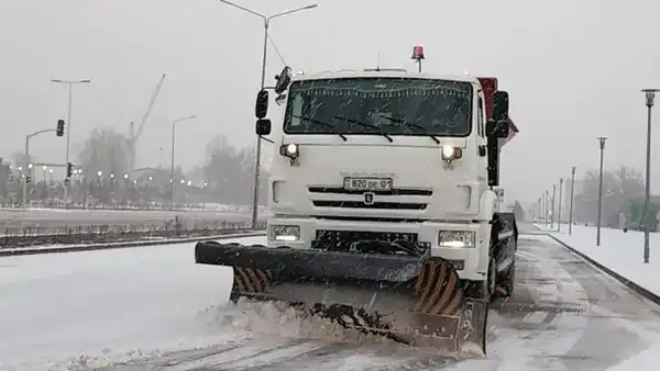 Свыше 1 тыс. единиц спецтехники задействовано в снегоуборочных работах днем в Астане (8)