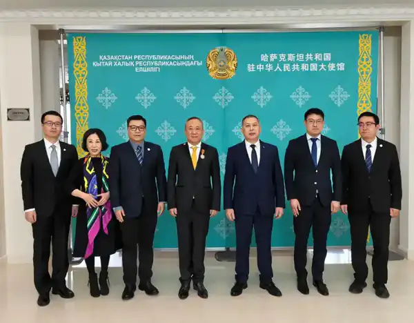 Президент Пекинского университета языка и культуры награжден орденом «Достық» II степени (2)