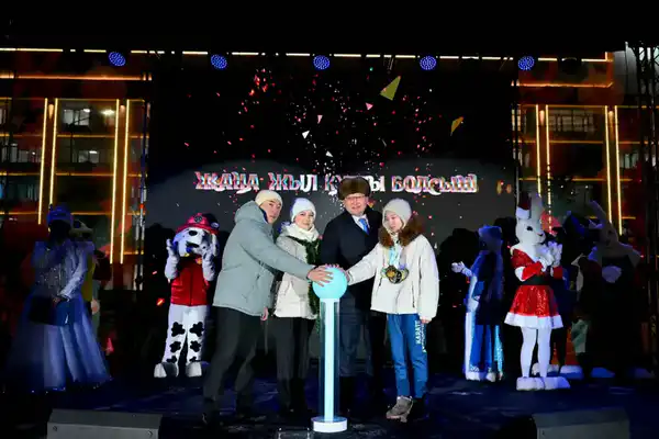 В Семее зажгли огни новогодней елки (4)