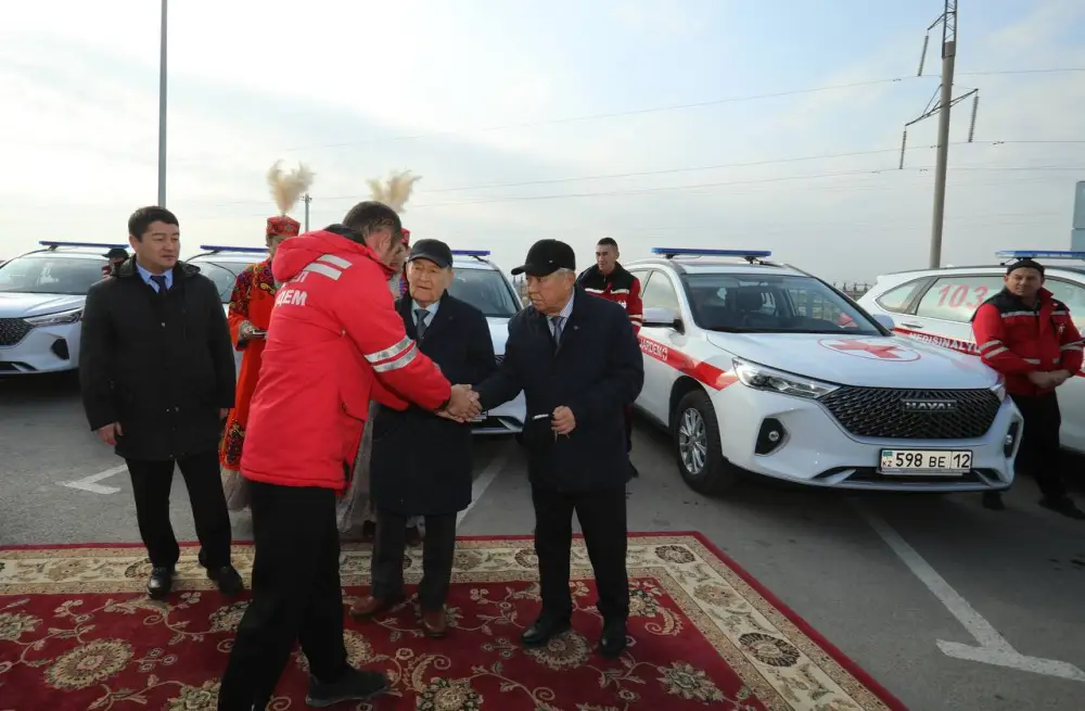 В Мангистауской области медицинским учреждениям передали новые санитарные автомобили (8)