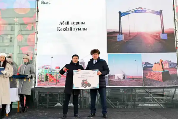 Победителям областного конкурса «Үлгілі ауыл» вручены 20 тракторов (7)