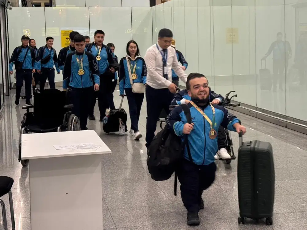 Победители V Азиатских пара игр вернулись в страну: их торжественно встретили болельщики (3)