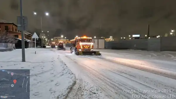 Тысяча единиц спецтехники задействована в снегоуборочных работах в Астане (2)