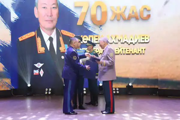 В Астане ветерана Сил воздушной обороны Копена Ахмадиева поздравили с юбилеем (4)