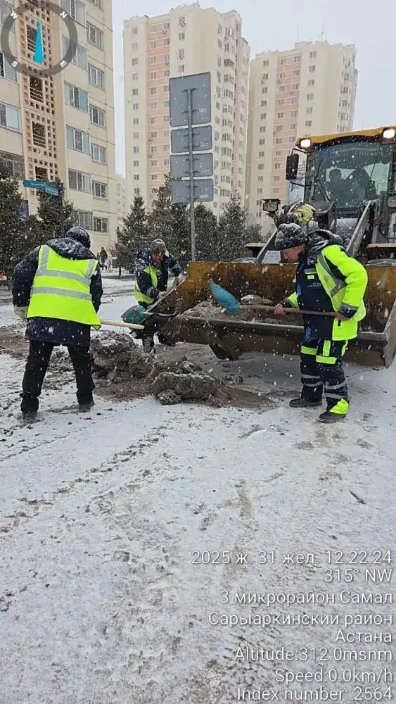 Обильный снегопад в Астане: коммунальные службы работают круглосуточно (3)