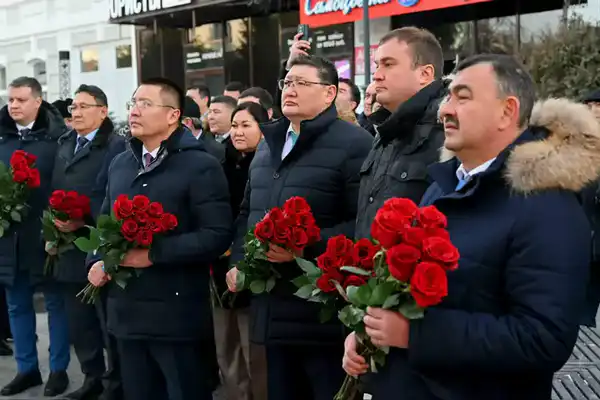 Делегация области Абай посетил памятник Шокана Уалиханова и мемориальную доску Кемеля Токаева в Омске (2)