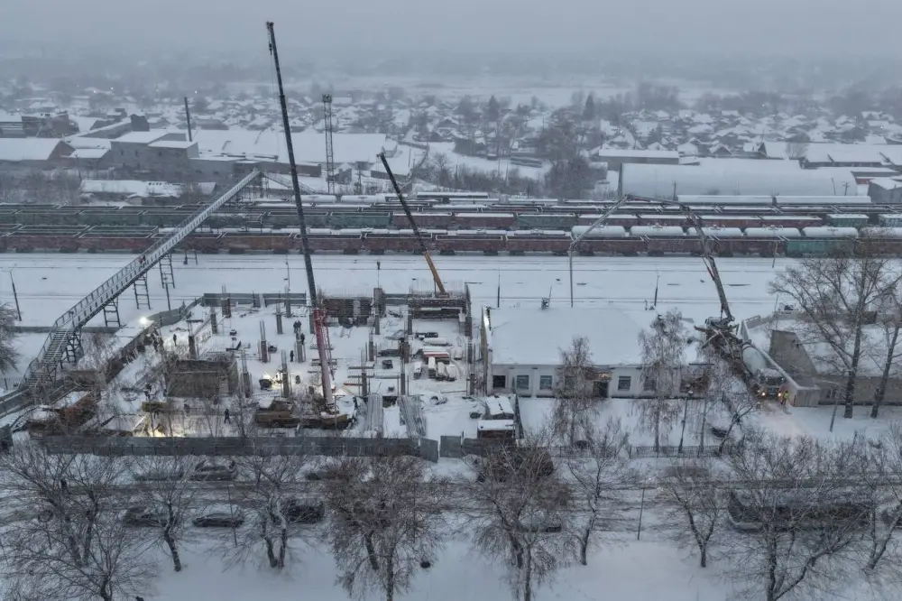 Аким ВКО проверил ход реконструкции железнодорожного вокзала «Өскемен-1» (3)