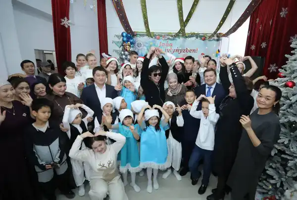 Аким Мангистауской области поздравил воспитанников детского дома с Новым годом (10)