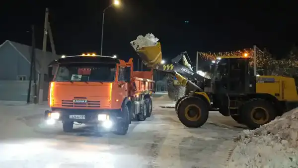 Около 1 200 единиц спецтехники заняты в снегоуборочных работах в Астане ночью (8)