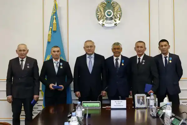 Бейбит Исабаев вручил государственные награды представителям рабочих профессий (3)