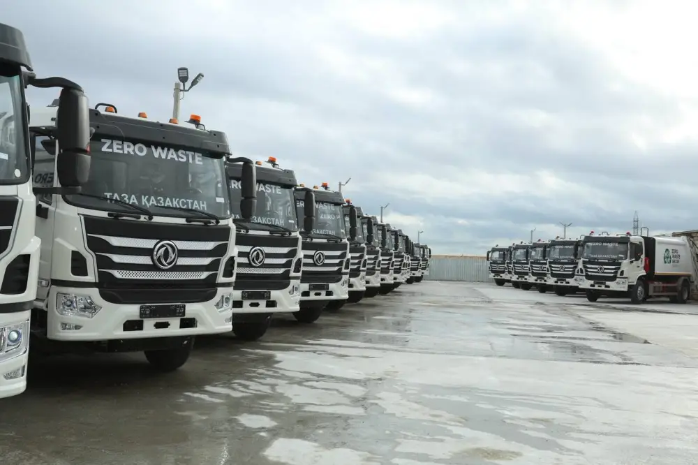 «Таза Қазақстан»: Аким области ознакомился с новой техникой для вывоза мусора (5)