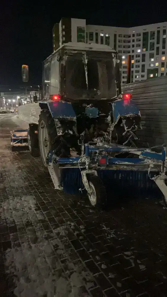 Более 1 200 единиц спецтехники задействованы в снегоуборочных работах в Астане в ночную смену (5)