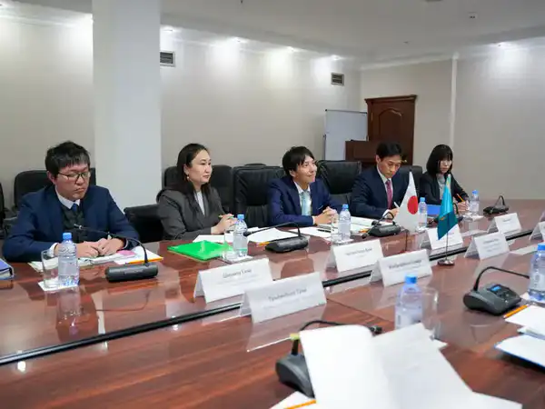 Состоялась встреча Директора Департамента международного права Айши Айткалиевой с Директором отдела международных отношений Министерства юстиции Японии Такехико Кавабучи (2)