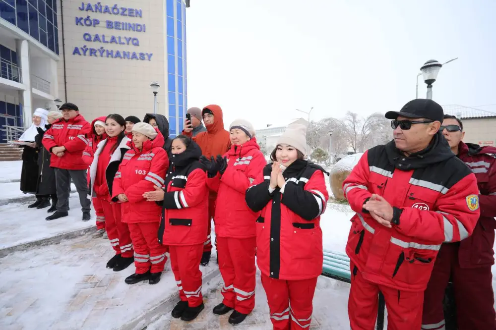 Городу Жанаозен передали 5 новых машин скорой помощи (4)