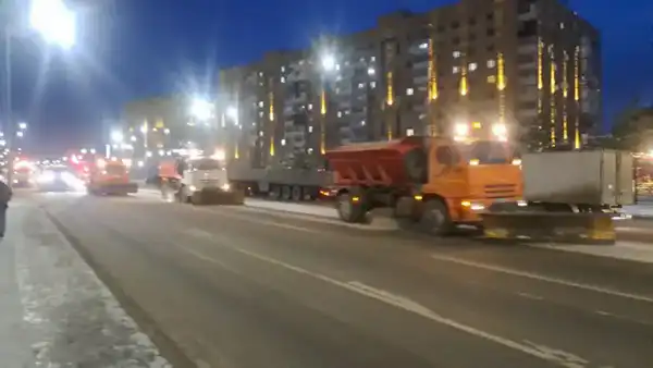 Свыше тысячи единиц спецтехники вышли на уборку снега в Астане в ночную смену (2)