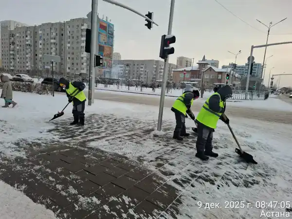 Более трех тысяч дорожных рабочих вышли на снегоуборочные работы в Астане (5)