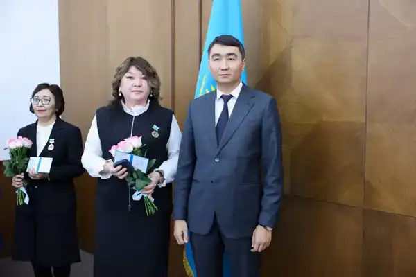 ЛУЧШИЕ РАБОТНИКИ СФЕРЫ ЗДРАВООХРАНЕНИЯ БЫЛИ НАГРАЖДЕНЫ (3)