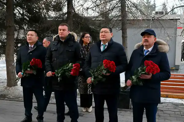 Делегация области Абай посетил памятник Шокана Уалиханова и мемориальную доску Кемеля Токаева в Омске (5)