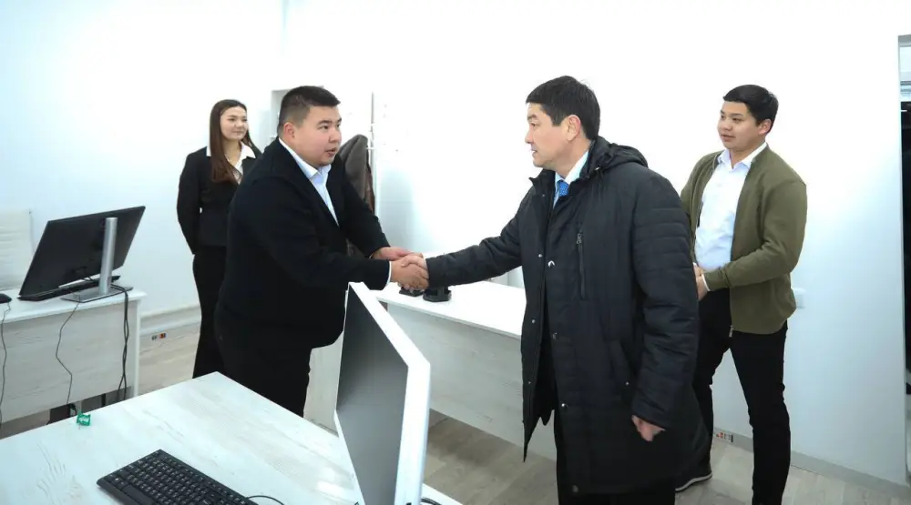 В селе Кендерли открыли новое здание акимата, вручили служебные автомобили (9)