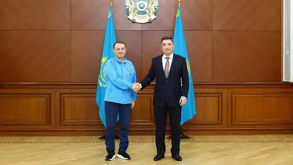 Чемпион Сурдлимпиады в Токио Еркебулан Канафин и его тренер награждены орденом «Құрмет» (4)