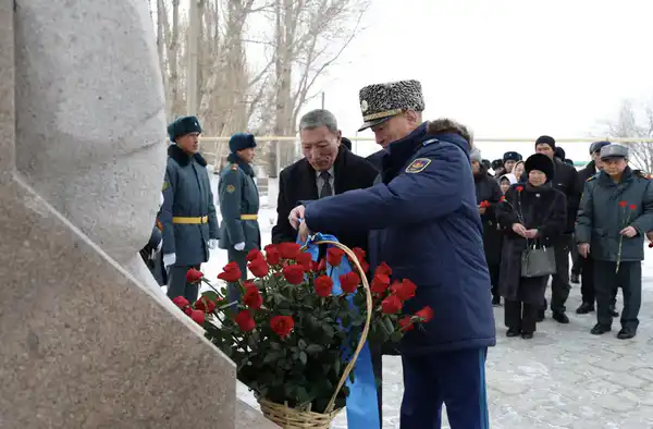 В Жамбылской области министр обороны открыл мемориальную доску в честь 115-летия Бауыржана Момышулы (2)