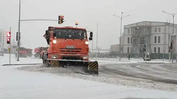 Свыше 1 тыс. единиц спецтехники задействовано в снегоуборочных работах днем в Астане (9)
