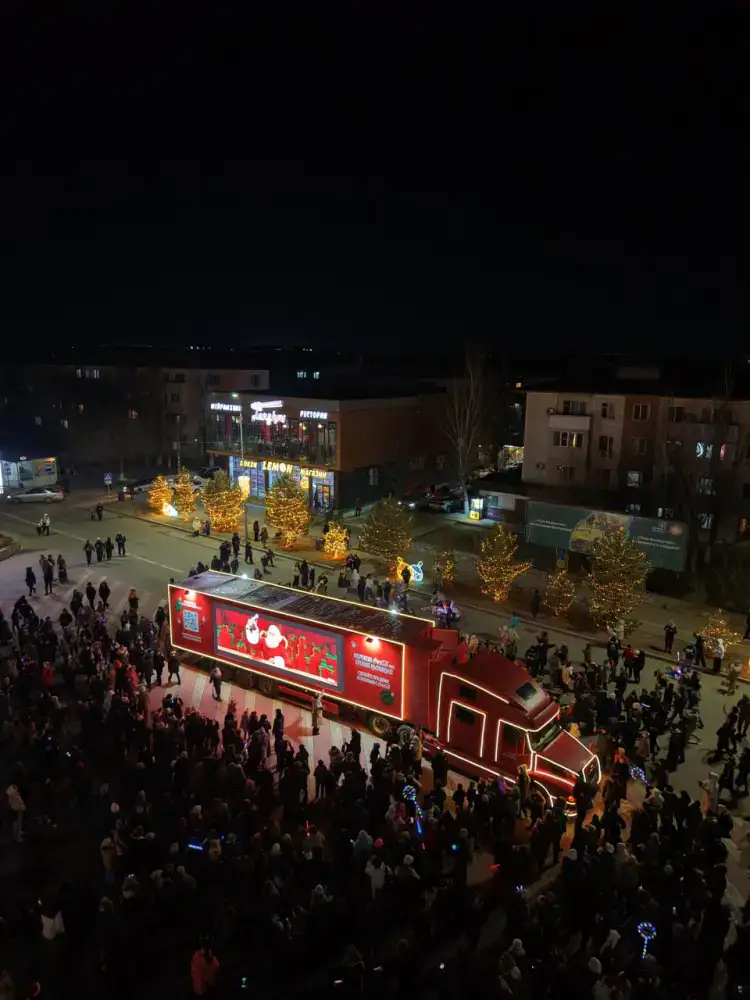 В Конаев впервые прибыл новогодний караван Coca-Cola (3)