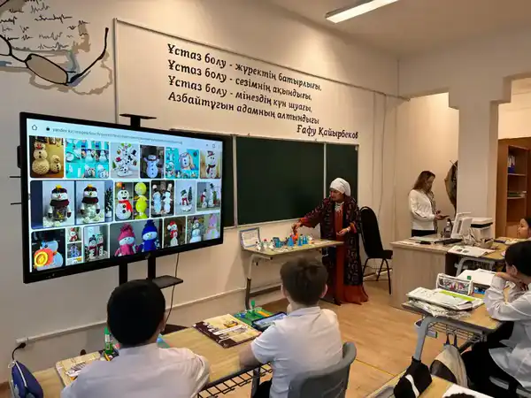 В Астане бабушки-волонтеры провели мастер-класс по рукоделию для школьников (2)