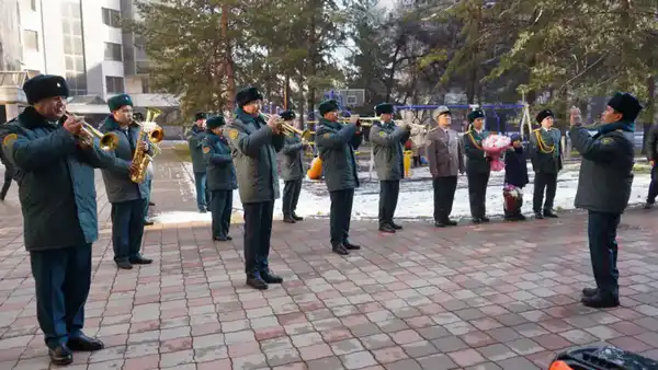 В Алматы военнослужащие с оркестром поздравили Бибигуль Тулегенову с днем рождения (7)