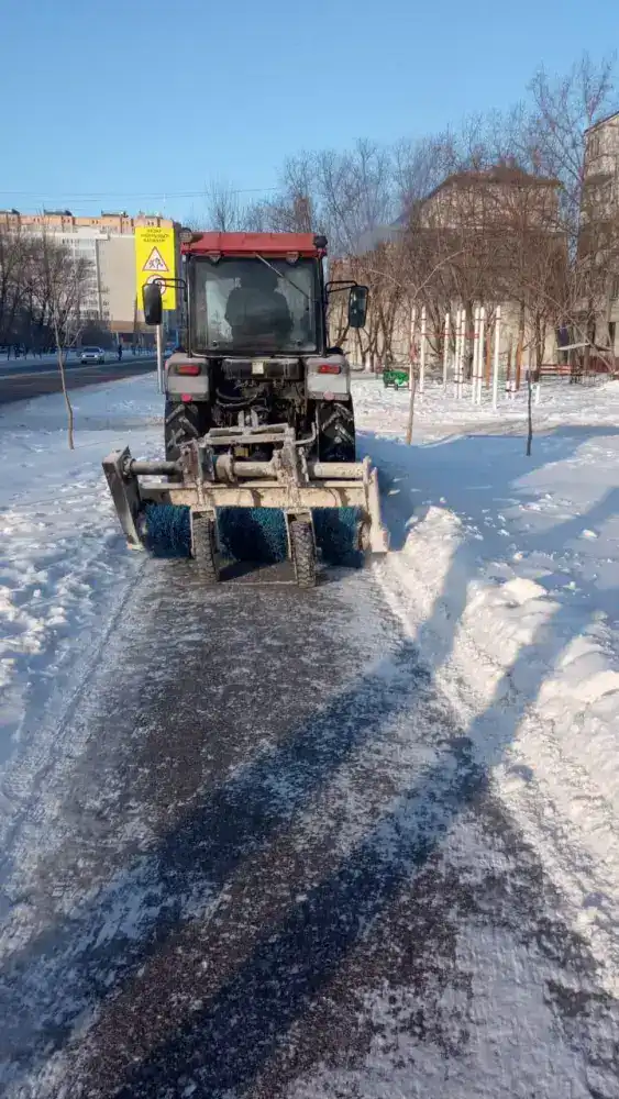 Около трех тысяч дорожных рабочих задействованы в снегоуборочных работах в Астане (6)