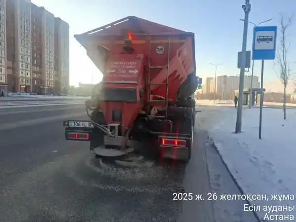 Около трех тысяч дорожных рабочих задействованы в снегоуборочных работах в Астане (7)