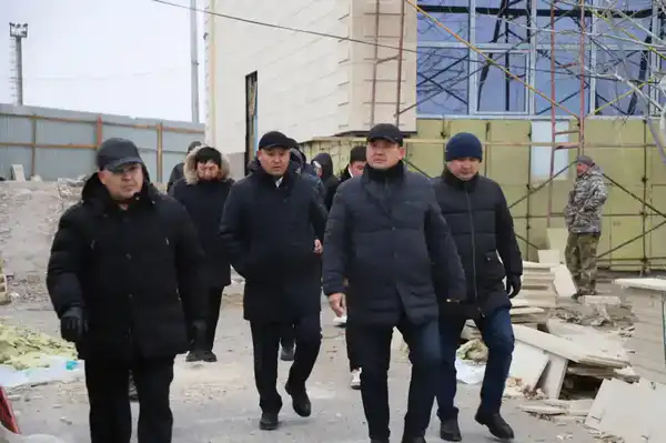 Ознакомился с ходом работ на железнодорожных вокзалах (6)