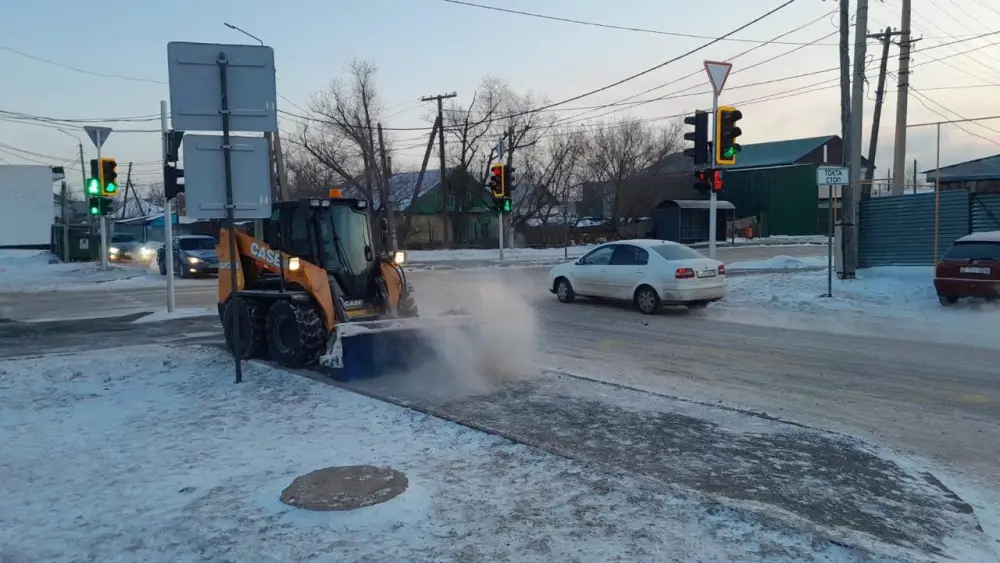 Свыше 1 400 единиц спецтехники задействованы в снегоуборочных работах и посыпке тротуаров техсолью в Астане (8)